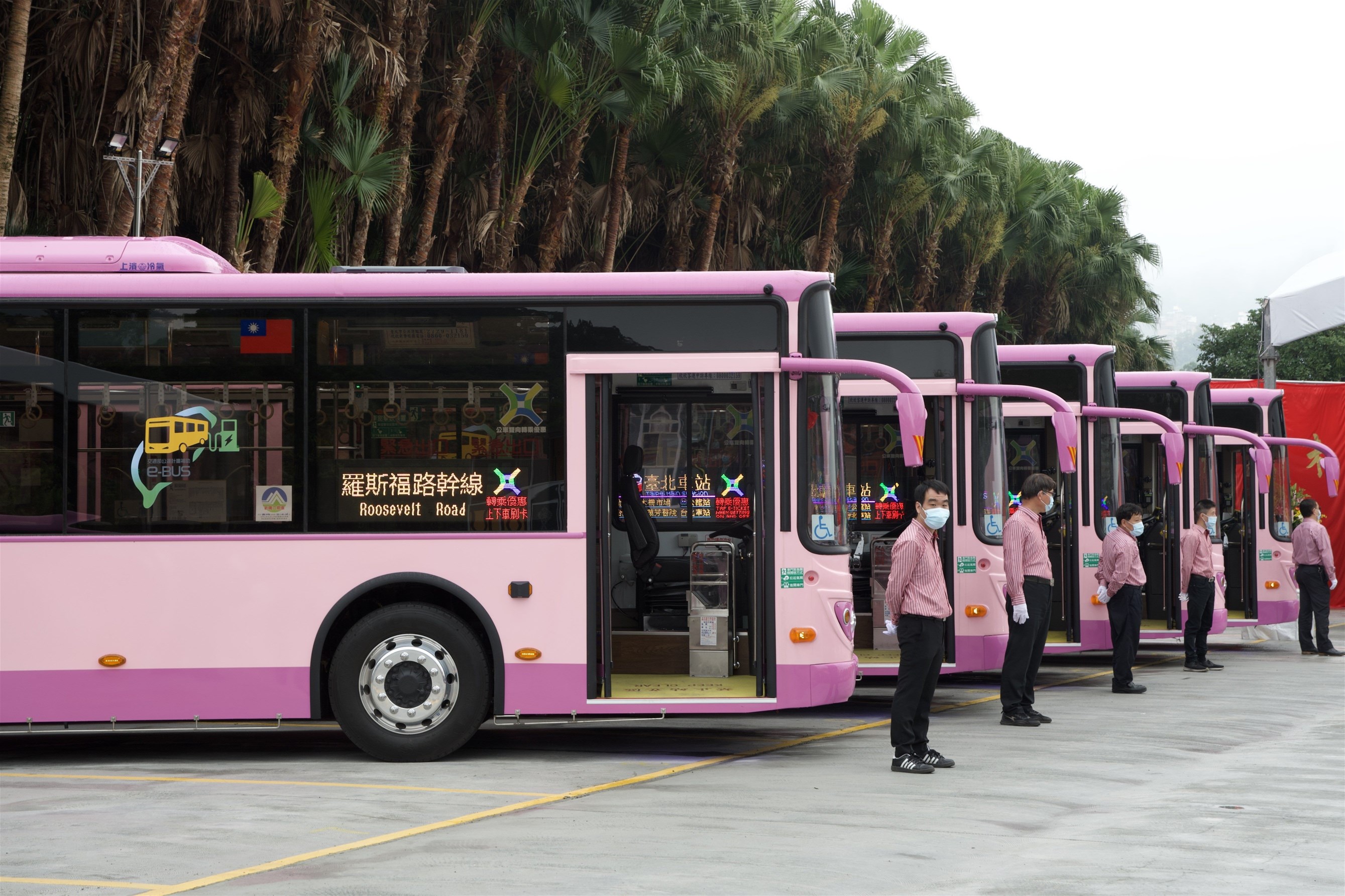 公共運輸的穩定力量  熟齡司機，用經驗守護城市的每一段路