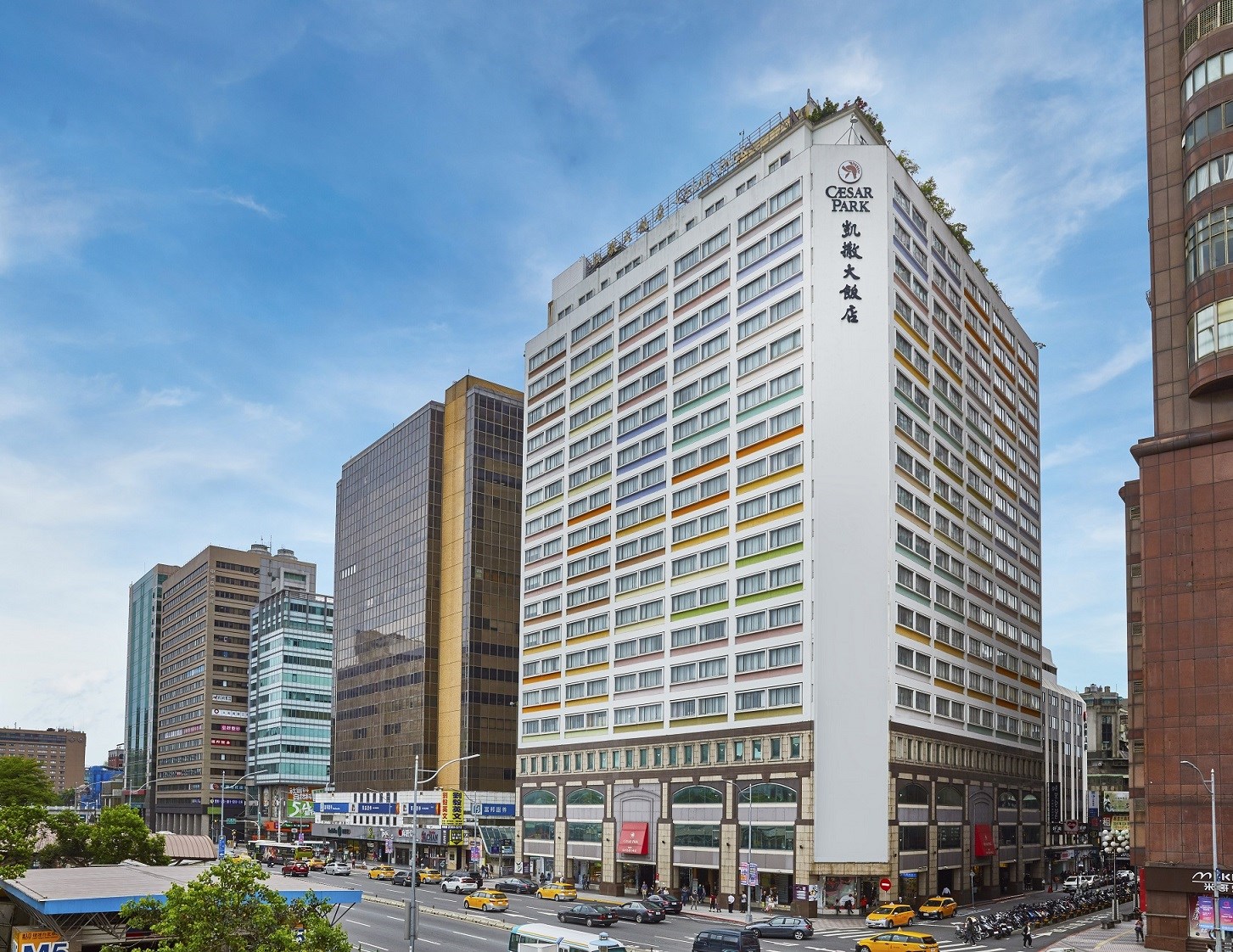 台北凱撒「藝起寵愛爸爸月」全館優惠開跑 帶爸爸玩台北 憑票根住房3,588元起 加碼送交通券、禮物卡 到Checkers餐廳名字有「凱」或「撒」全桌8折 王朝合菜每人627元起